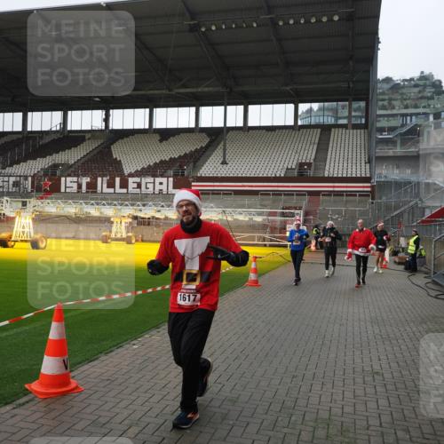 07.12.2025 - St. Pauli X-Mass-Run No. 15 Fabian Wolf http://msf.ph/oto/9417582 07.12.2025 11:19:14 Ziel 295, 302, 1617, 2597, 2788, 3205 meine-sportfotos.de