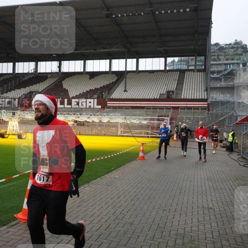 07.12.2025 - St. Pauli X-Mass-Run No. 15 Fabian Wolf http://msf.ph/oto/9417584 07.12.2025 11:19:14 Ziel 295, 302, 1617, 2597, 2788, 3205 meine-sportfotos.de