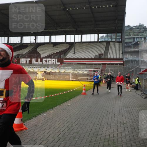 07.12.2025 - St. Pauli X-Mass-Run No. 15 Fabian Wolf http://msf.ph/oto/9417585 07.12.2025 11:19:14 Ziel 295, 302, 1617, 2597, 2788, 3205 meine-sportfotos.de