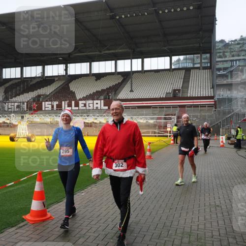07.12.2025 - St. Pauli X-Mass-Run No. 15 Fabian Wolf http://msf.ph/oto/9417598 07.12.2025 11:19:25 Ziel 295, 302, 797, 1563, 2062, 2597, 2788, 3205 meine-sportfotos.de