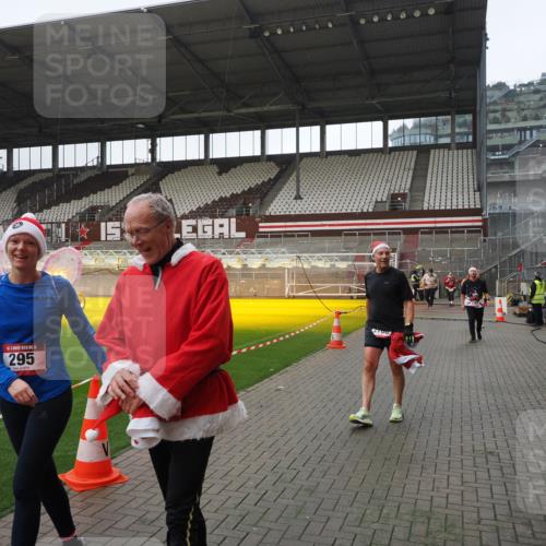 07.12.2025 - St. Pauli X-Mass-Run No. 15 Fabian Wolf http://msf.ph/oto/9417603 07.12.2025 11:19:26 Ziel 295, 302, 797, 1563, 2062, 2597, 2788, 3205 meine-sportfotos.de