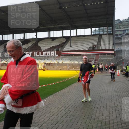 07.12.2025 - St. Pauli X-Mass-Run No. 15 Fabian Wolf http://msf.ph/oto/9417605 07.12.2025 11:19:26 Ziel 295, 302, 797, 1563, 2062, 2597, 2788, 3205 meine-sportfotos.de