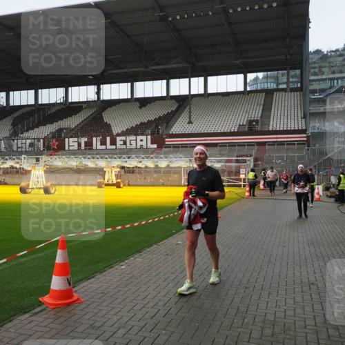 07.12.2025 - St. Pauli X-Mass-Run No. 15 Fabian Wolf http://msf.ph/oto/9417608 07.12.2025 11:19:27 Ziel 295, 302, 367, 373, 797, 1563, 2062, 2788, 3205 meine-sportfotos.de