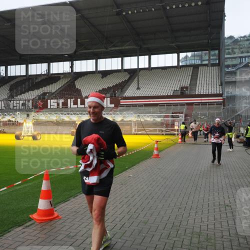 07.12.2025 - St. Pauli X-Mass-Run No. 15 Fabian Wolf http://msf.ph/oto/9417616 07.12.2025 11:19:29 Ziel 367, 373, 797, 1563, 2062, 2788, 3205 meine-sportfotos.de