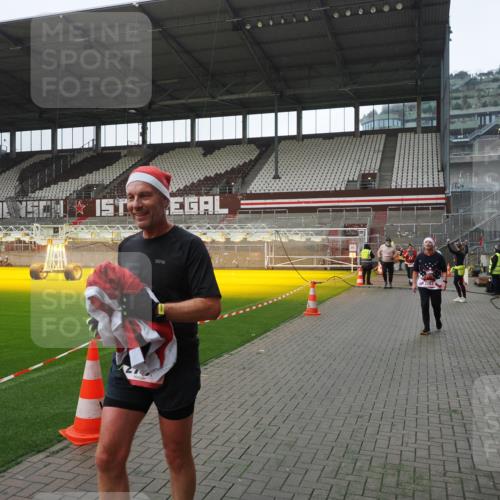 07.12.2025 - St. Pauli X-Mass-Run No. 15 Fabian Wolf http://msf.ph/oto/9417618 07.12.2025 11:19:29 Ziel 367, 373, 797, 1563, 2062, 2788, 3205 meine-sportfotos.de
