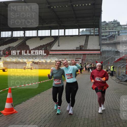 07.12.2025 - St. Pauli X-Mass-Run No. 15 Fabian Wolf http://msf.ph/oto/9417660 07.12.2025 11:19:45 Ziel 367, 373, 1336, 1343, 1563, 2217, 2581, 3075, 3160, 3822, 3823 meine-sportfotos.de
