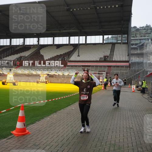 07.12.2025 - St. Pauli X-Mass-Run No. 15 Fabian Wolf http://msf.ph/oto/9417672 07.12.2025 11:19:50 Ziel 1336, 1343, 2217, 2581, 2771, 3075, 3160, 3822, 3823 meine-sportfotos.de