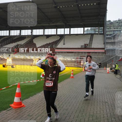 07.12.2025 - St. Pauli X-Mass-Run No. 15 Fabian Wolf http://msf.ph/oto/9417676 07.12.2025 11:19:51 Ziel 1336, 1343, 2217, 2581, 2771, 3075, 3160, 3822, 3823 meine-sportfotos.de
