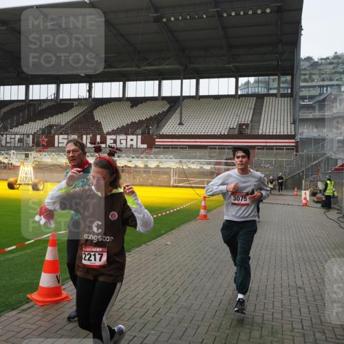 07.12.2025 - St. Pauli X-Mass-Run No. 15 Fabian Wolf http://msf.ph/oto/9417678 07.12.2025 11:19:51 Ziel 1336, 1343, 2217, 2581, 2771, 3075, 3160, 3822, 3823 meine-sportfotos.de