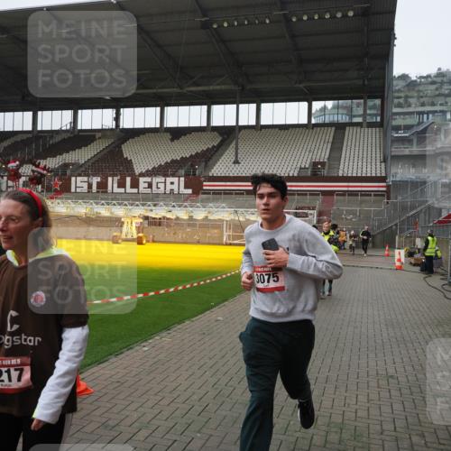 07.12.2025 - St. Pauli X-Mass-Run No. 15 Fabian Wolf http://msf.ph/oto/9417680 07.12.2025 11:19:52 Ziel 1343, 2217, 2581, 2771, 3075, 3160, 3822, 3823 meine-sportfotos.de