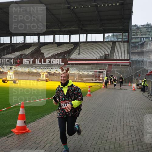 07.12.2025 - St. Pauli X-Mass-Run No. 15 Fabian Wolf http://msf.ph/oto/9417688 07.12.2025 11:19:54 Ziel 2217, 2581, 2771, 3075, 3160, 3170, 3324, 3822, 3823 meine-sportfotos.de