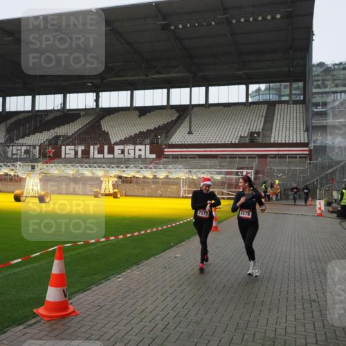 07.12.2025 - St. Pauli X-Mass-Run No. 15 Fabian Wolf http://msf.ph/oto/9417701 07.12.2025 11:20:12 Ziel 2577, 2578, 3170, 3324 meine-sportfotos.de