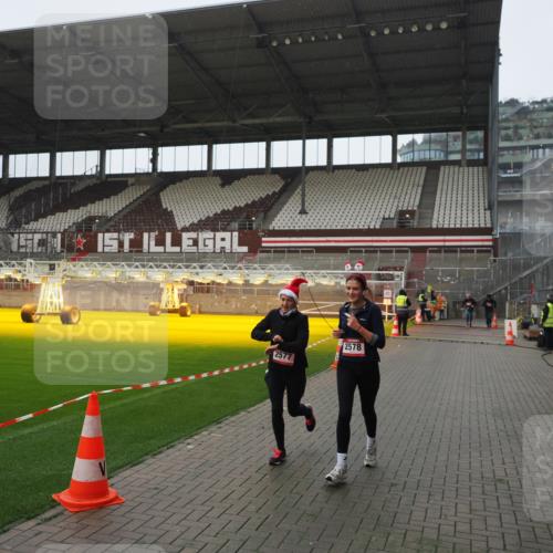 07.12.2025 - St. Pauli X-Mass-Run No. 15 Fabian Wolf http://msf.ph/oto/9417703 07.12.2025 11:20:12 Ziel 2577, 2578, 3170, 3324 meine-sportfotos.de