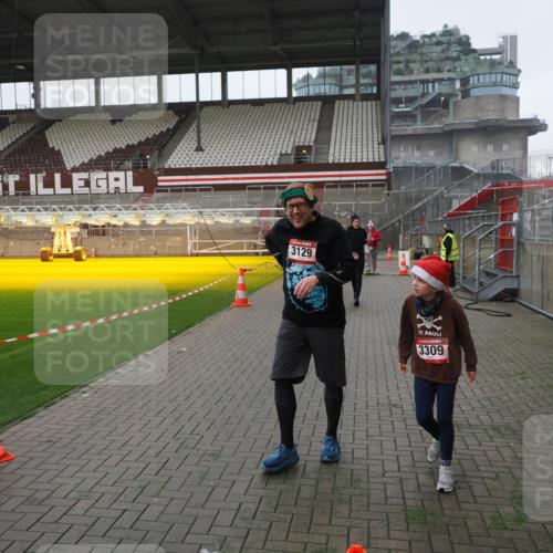 07.12.2025 - St. Pauli X-Mass-Run No. 15 Fabian Wolf http://msf.ph/oto/9417714 07.12.2025 11:20:29 Ziel 1020, 1135, 1614, 2132, 2134, 2242, 2305, 3129, 3157, 3309, 4637 meine-sportfotos.de