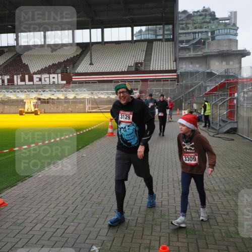 07.12.2025 - St. Pauli X-Mass-Run No. 15 Fabian Wolf http://msf.ph/oto/9417715 07.12.2025 11:20:29 Ziel 1020, 1135, 1614, 2132, 2134, 2242, 2305, 3129, 3157, 3309, 4637 meine-sportfotos.de