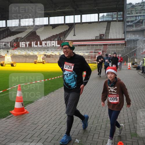 07.12.2025 - St. Pauli X-Mass-Run No. 15 Fabian Wolf http://msf.ph/oto/9417718 07.12.2025 11:20:30 Ziel 1020, 1135, 1614, 2132, 2134, 2242, 2305, 3129, 3157, 3309, 4637 meine-sportfotos.de
