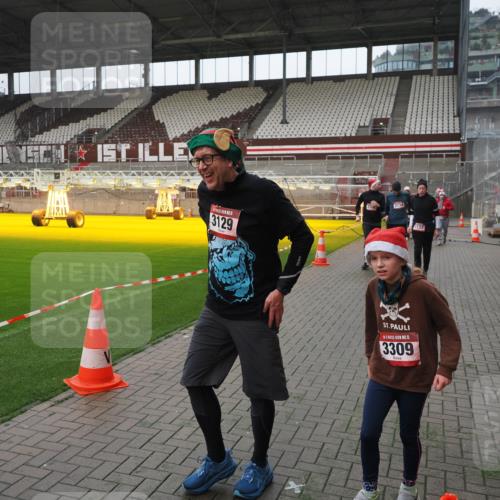 07.12.2025 - St. Pauli X-Mass-Run No. 15 Fabian Wolf http://msf.ph/oto/9417719 07.12.2025 11:20:30 Ziel 1020, 1135, 1614, 2132, 2134, 2242, 2305, 3129, 3157, 3309, 4637 meine-sportfotos.de