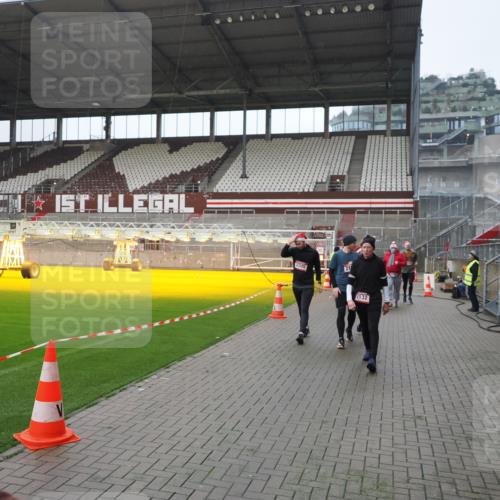 07.12.2025 - St. Pauli X-Mass-Run No. 15 Fabian Wolf http://msf.ph/oto/9417721 07.12.2025 11:20:32 Ziel 1020, 1135, 1614, 2132, 2134, 2242, 2305, 3129, 3157, 3309, 4637 meine-sportfotos.de