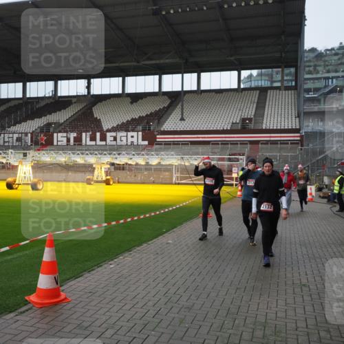 07.12.2025 - St. Pauli X-Mass-Run No. 15 Fabian Wolf http://msf.ph/oto/9417724 07.12.2025 11:20:32 Ziel 1020, 1135, 1614, 2132, 2134, 2242, 2305, 3129, 3157, 3309, 4637 meine-sportfotos.de