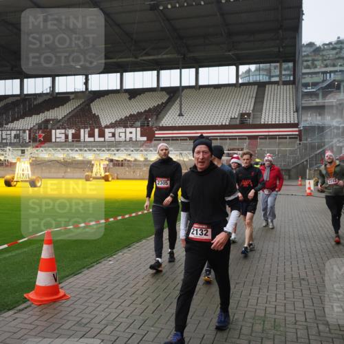 07.12.2025 - St. Pauli X-Mass-Run No. 15 Fabian Wolf http://msf.ph/oto/9417733 07.12.2025 11:20:34 Ziel 1020, 1135, 1614, 2132, 2134, 2242, 2305, 3129, 3157, 3309, 4637 meine-sportfotos.de