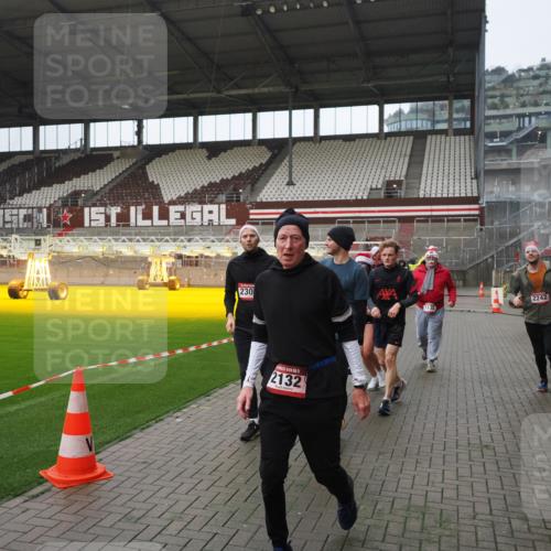 07.12.2025 - St. Pauli X-Mass-Run No. 15 Fabian Wolf http://msf.ph/oto/9417734 07.12.2025 11:20:35 Ziel 1020, 1135, 1614, 2132, 2134, 2242, 2305, 3129, 3309 meine-sportfotos.de