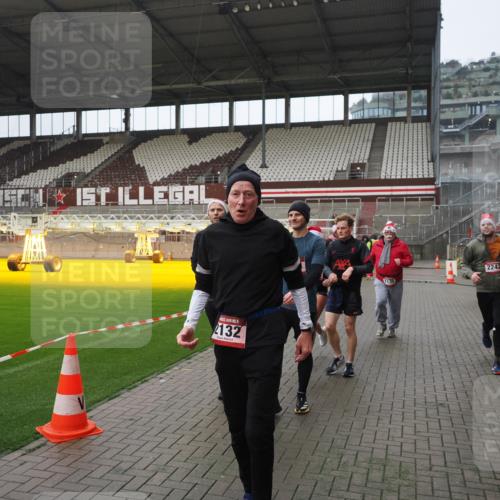 07.12.2025 - St. Pauli X-Mass-Run No. 15 Fabian Wolf http://msf.ph/oto/9417735 07.12.2025 11:20:35 Ziel 1020, 1135, 1614, 2132, 2134, 2242, 2305, 3129, 3309 meine-sportfotos.de