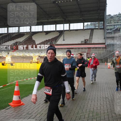 07.12.2025 - St. Pauli X-Mass-Run No. 15 Fabian Wolf http://msf.ph/oto/9417736 07.12.2025 11:20:35 Ziel 1020, 1135, 1614, 2132, 2134, 2242, 2305, 3129, 3309 meine-sportfotos.de