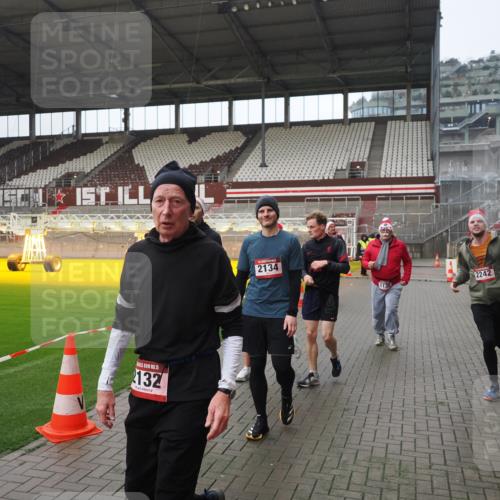 07.12.2025 - St. Pauli X-Mass-Run No. 15 Fabian Wolf http://msf.ph/oto/9417737 07.12.2025 11:20:35 Ziel 1020, 1135, 1614, 2132, 2134, 2242, 2305, 3129, 3309 meine-sportfotos.de
