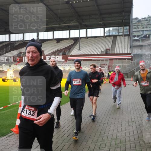 07.12.2025 - St. Pauli X-Mass-Run No. 15 Fabian Wolf http://msf.ph/oto/9417738 07.12.2025 11:20:35 Ziel 1020, 1135, 1614, 2132, 2134, 2242, 2305, 3129, 3309 meine-sportfotos.de