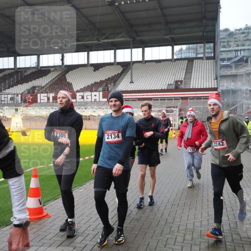 07.12.2025 - St. Pauli X-Mass-Run No. 15 Fabian Wolf http://msf.ph/oto/9417740 07.12.2025 11:20:36 Ziel 1020, 1135, 1614, 2132, 2134, 2242, 2305, 3129, 3309 meine-sportfotos.de