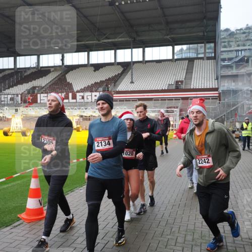 07.12.2025 - St. Pauli X-Mass-Run No. 15 Fabian Wolf http://msf.ph/oto/9417741 07.12.2025 11:20:36 Ziel 1020, 1135, 1614, 2132, 2134, 2242, 2305, 3129, 3309 meine-sportfotos.de