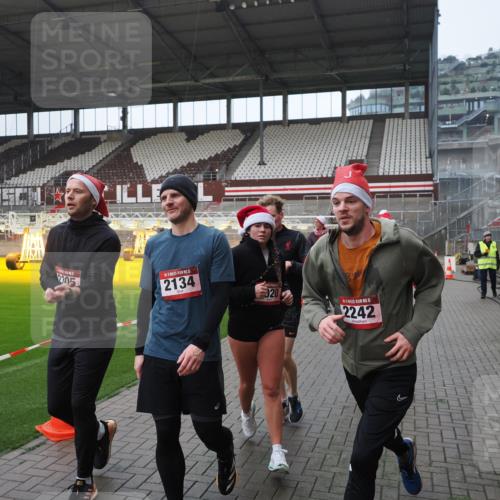 07.12.2025 - St. Pauli X-Mass-Run No. 15 Fabian Wolf http://msf.ph/oto/9417742 07.12.2025 11:20:36 Ziel 1020, 1135, 1614, 2132, 2134, 2242, 2305, 3129, 3309 meine-sportfotos.de