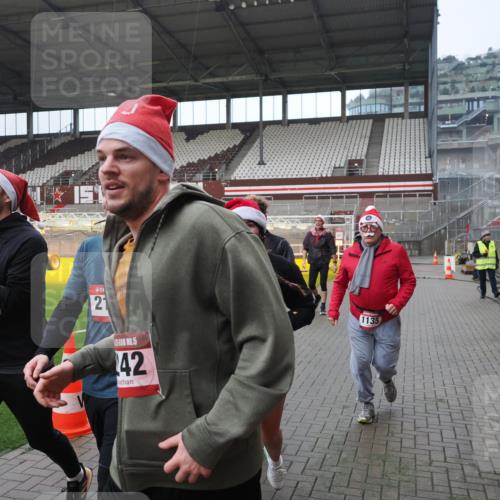 07.12.2025 - St. Pauli X-Mass-Run No. 15 Fabian Wolf http://msf.ph/oto/9417744 07.12.2025 11:20:37 Ziel 1020, 1135, 1614, 2132, 2134, 2242, 2305, 3129, 3309 meine-sportfotos.de
