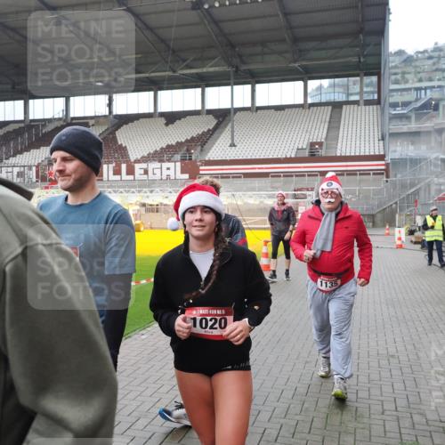 07.12.2025 - St. Pauli X-Mass-Run No. 15 Fabian Wolf http://msf.ph/oto/9417745 07.12.2025 11:20:37 Ziel 1020, 1135, 1614, 2132, 2134, 2242, 2305, 3129, 3309 meine-sportfotos.de