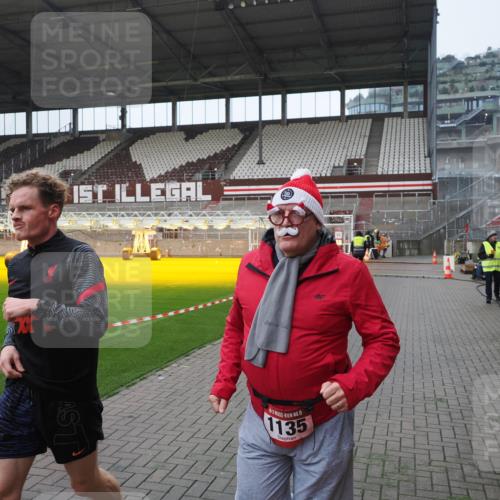 07.12.2025 - St. Pauli X-Mass-Run No. 15 Fabian Wolf http://msf.ph/oto/9417750 07.12.2025 11:20:38 Ziel 1020, 1135, 1614, 2132, 2134, 2242, 2305, 3129, 3309 meine-sportfotos.de