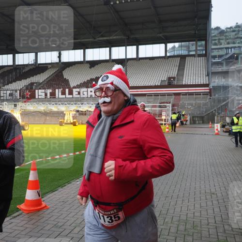 07.12.2025 - St. Pauli X-Mass-Run No. 15 Fabian Wolf http://msf.ph/oto/9417751 07.12.2025 11:20:38 Ziel 1020, 1135, 1614, 2132, 2134, 2242, 2305, 3129, 3309 meine-sportfotos.de