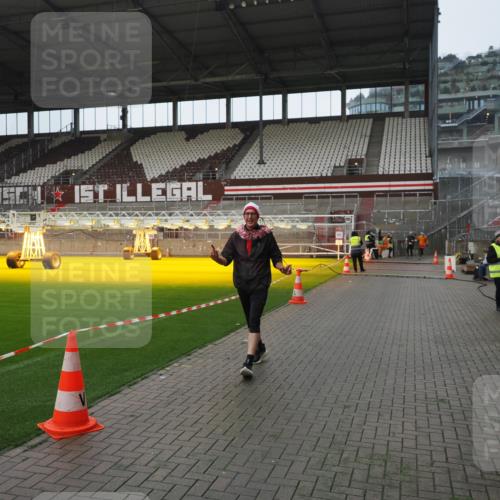 07.12.2025 - St. Pauli X-Mass-Run No. 15 Fabian Wolf http://msf.ph/oto/9417754 07.12.2025 11:20:40 Ziel 1020, 1135, 1614, 2132, 2134, 2242, 2305 meine-sportfotos.de