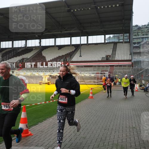 07.12.2025 - St. Pauli X-Mass-Run No. 15 Fabian Wolf http://msf.ph/oto/9417769 07.12.2025 11:20:50 Ziel 540, 765, 2379, 2462, 2601, 3037 meine-sportfotos.de