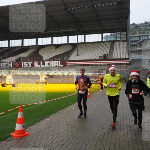 07.12.2025 - St. Pauli X-Mass-Run No. 15 Fabian Wolf http://msf.ph/oto/9417772 07.12.2025 11:20:54 Ziel 540, 765, 2379, 2462, 2601, 3037 meine-sportfotos.de