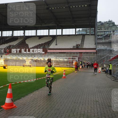 07.12.2025 - St. Pauli X-Mass-Run No. 15 Fabian Wolf http://msf.ph/oto/9417782 07.12.2025 11:21:06 Ziel 540, 2379, 2854, 3037, 3135 meine-sportfotos.de