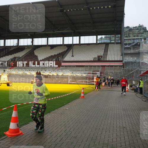 07.12.2025 - St. Pauli X-Mass-Run No. 15 Fabian Wolf http://msf.ph/oto/9417786 07.12.2025 11:21:07 Ziel 540, 2375, 2376, 2854, 3135 meine-sportfotos.de