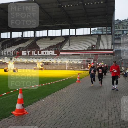 07.12.2025 - St. Pauli X-Mass-Run No. 15 Fabian Wolf http://msf.ph/oto/9417790 07.12.2025 11:21:11 Ziel 2375, 2376, 2854, 2867, 3135, 3220 meine-sportfotos.de