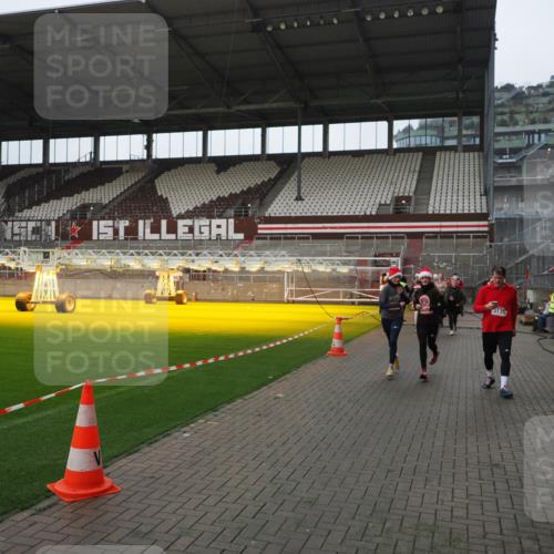 07.12.2025 - St. Pauli X-Mass-Run No. 15 Fabian Wolf http://msf.ph/oto/9417791 07.12.2025 11:21:11 Ziel 2375, 2376, 2854, 2867, 3135, 3220 meine-sportfotos.de
