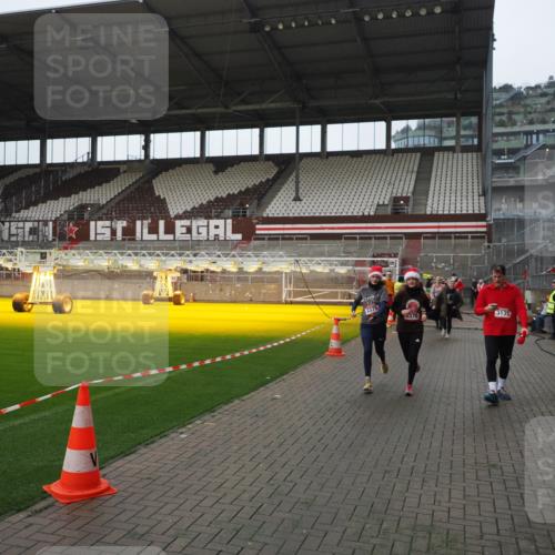 07.12.2025 - St. Pauli X-Mass-Run No. 15 Fabian Wolf http://msf.ph/oto/9417793 07.12.2025 11:21:12 Ziel 2375, 2376, 2854, 2867, 3135, 3220, 3283 meine-sportfotos.de