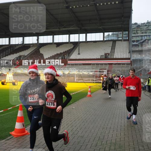 07.12.2025 - St. Pauli X-Mass-Run No. 15 Fabian Wolf http://msf.ph/oto/9417798 07.12.2025 11:21:14 Ziel 2375, 2376, 2854, 2867, 3135, 3220, 3283 meine-sportfotos.de
