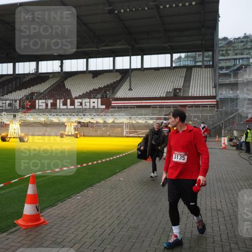 07.12.2025 - St. Pauli X-Mass-Run No. 15 Fabian Wolf http://msf.ph/oto/9417805 07.12.2025 11:21:15 Ziel 2375, 2376, 2579, 2854, 2867, 3135, 3159, 3220, 3283 meine-sportfotos.de