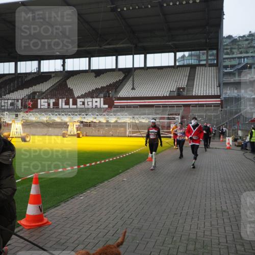 07.12.2025 - St. Pauli X-Mass-Run No. 15 Fabian Wolf http://msf.ph/oto/9417812 07.12.2025 11:21:17 Ziel 2375, 2376, 2579, 2854, 2867, 3135, 3159, 3220, 3283 meine-sportfotos.de