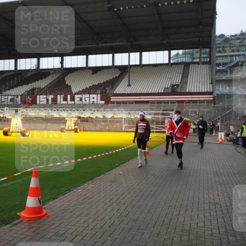07.12.2025 - St. Pauli X-Mass-Run No. 15 Fabian Wolf http://msf.ph/oto/9417813 07.12.2025 11:21:18 Ziel 2375, 2376, 2579, 2854, 2867, 3135, 3159, 3220, 3283 meine-sportfotos.de