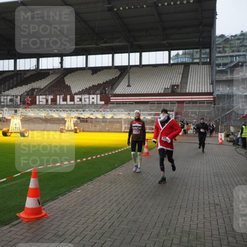 07.12.2025 - St. Pauli X-Mass-Run No. 15 Fabian Wolf http://msf.ph/oto/9417816 07.12.2025 11:21:18 Ziel 2375, 2376, 2579, 2854, 2867, 3135, 3159, 3220, 3283 meine-sportfotos.de