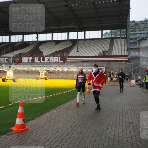 07.12.2025 - St. Pauli X-Mass-Run No. 15 Fabian Wolf http://msf.ph/oto/9417817 07.12.2025 11:21:19 Ziel 2375, 2376, 2579, 2867, 3135, 3159, 3220, 3283 meine-sportfotos.de